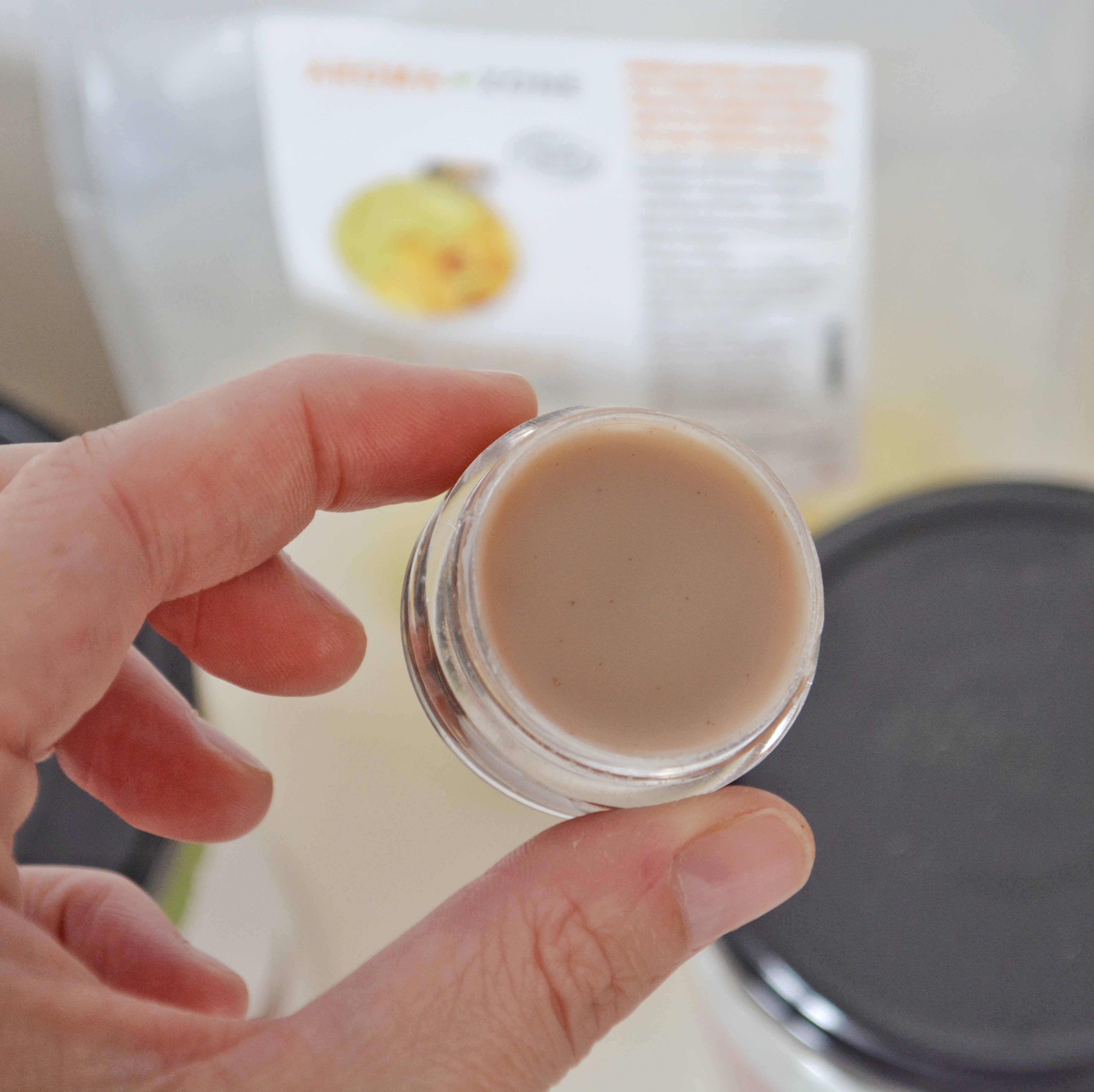 Diy cacao lip balm